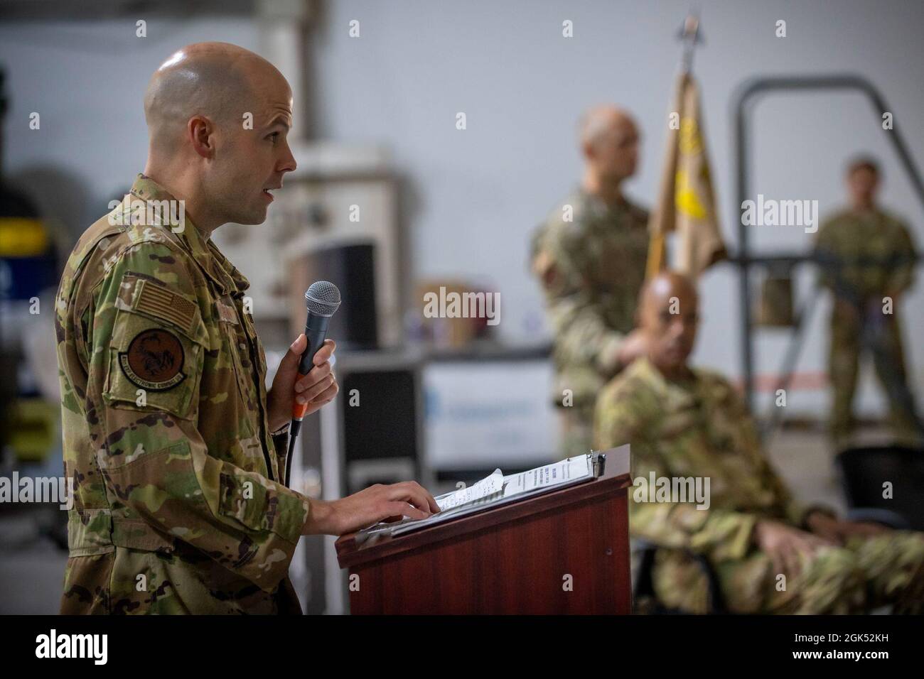 Le Maj. De la Force aérienne des États-Unis, David T. Brown, (sortant) 41e commandant de l'escadron de combat électronique expéditionnaire, fait des remarques lors de la cérémonie de changement de commandement de l'EECS à la base aérienne Al Dhafra, Émirats arabes Unis, le 3 août 2021. Brown abandonnera le commandement de la 41e EECS au lieutenant-colonel Joseph T. Clancy. Banque D'Images