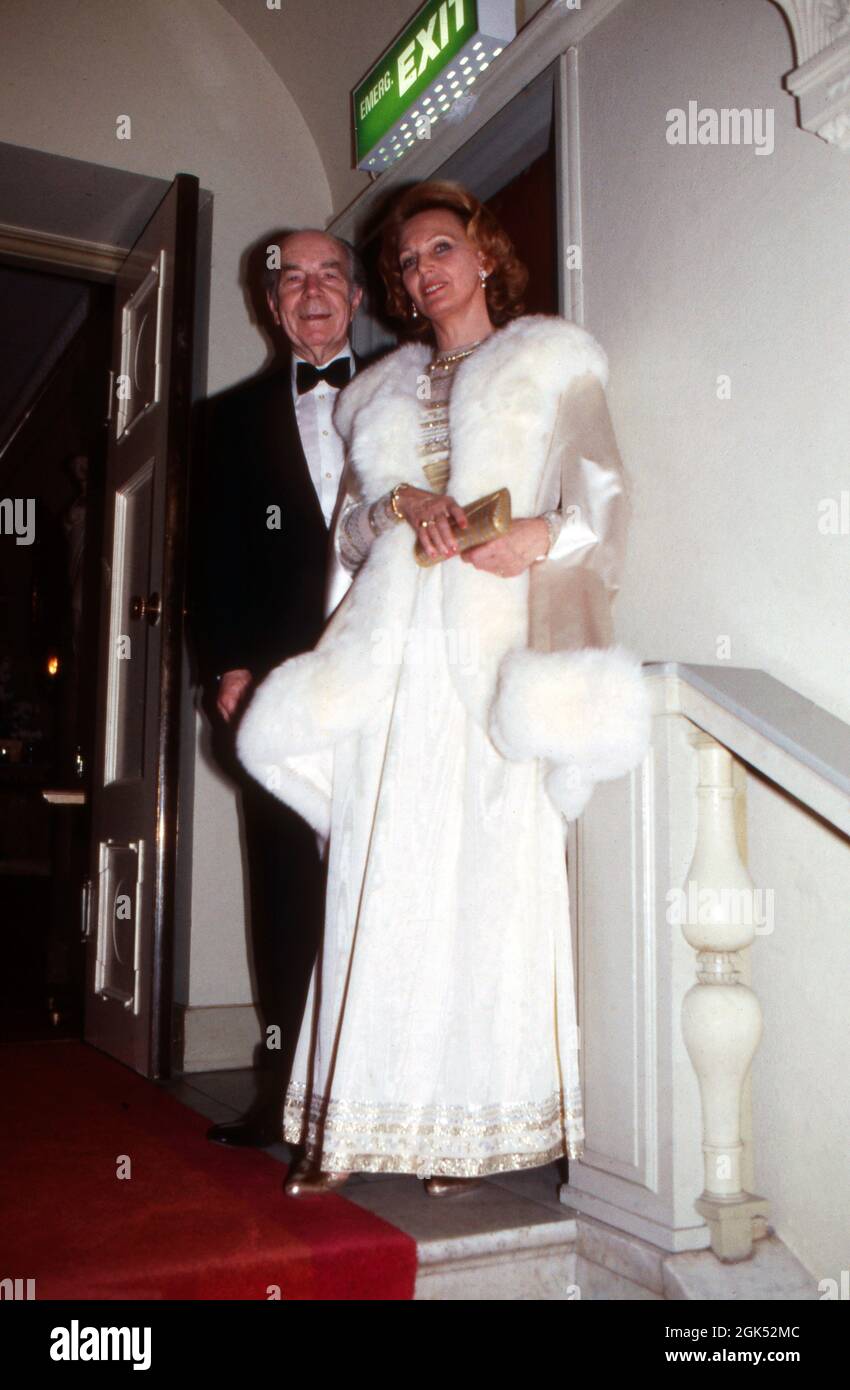 Prinz Sigvard Bernadotte besucht mit seiner dritten Ehefrau Gullan Marianne Lindberg eine Abendveranstaltung à Stockholm, Schweden 1985. Le prince Sigvard Bernadotte et sa troisième femme Gullan Marianne Lindberg sont invités à une soirée à Stockholm, Suède 1985. Banque D'Images