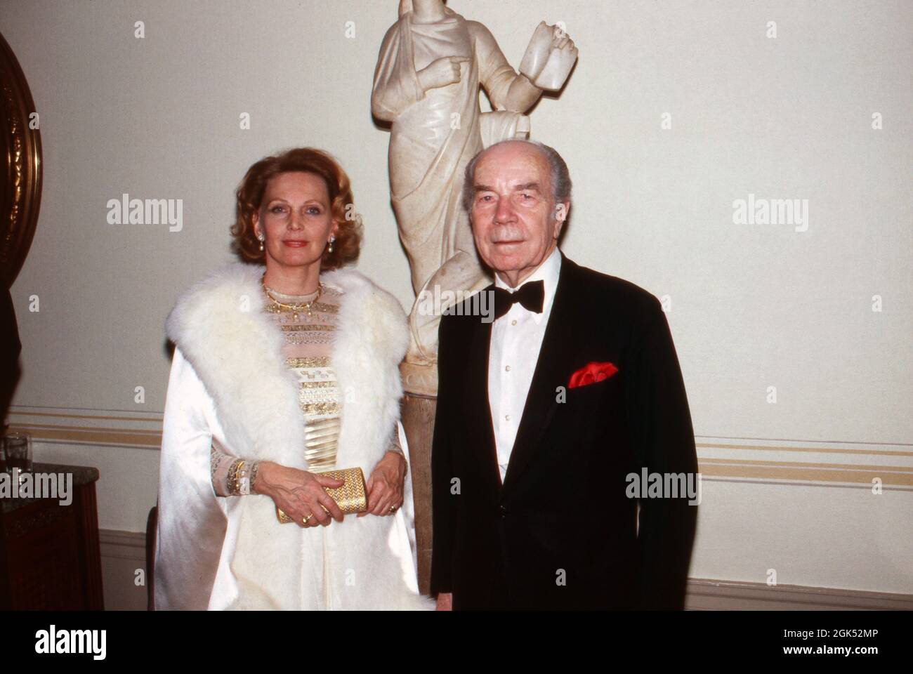 Prinz Sigvard Bernadotte besucht mit seiner dritten Ehefrau Gullan Marianne Lindberg eine Abendveranstaltung à Stockholm, Schweden 1985. Le prince Sigvard Bernadotte et sa troisième femme Gullan Marianne Lindberg sont invités à une soirée à Stockholm, Suède 1985. Banque D'Images