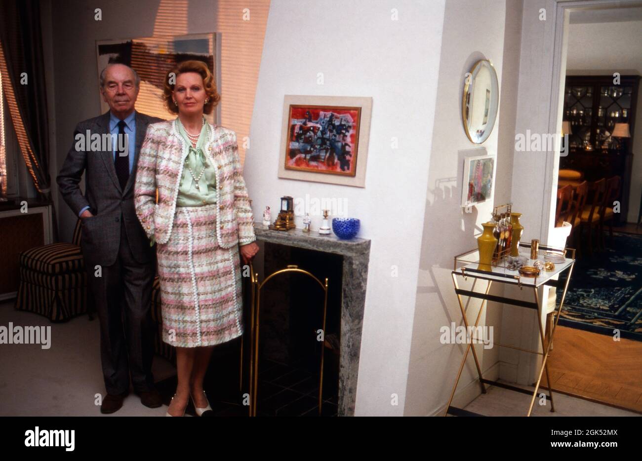 Prinz Sigvard Bernadotte mit seiner dritten Ehefrau Gullan Marianne Lindberg im Haus à Stockholm, Schweden 1985. Sigvard le prince Bernadotte avec sa troisième femme Gullan Marianne Lindberg dans leur maison de Stockholm, Suède 1985. Banque D'Images