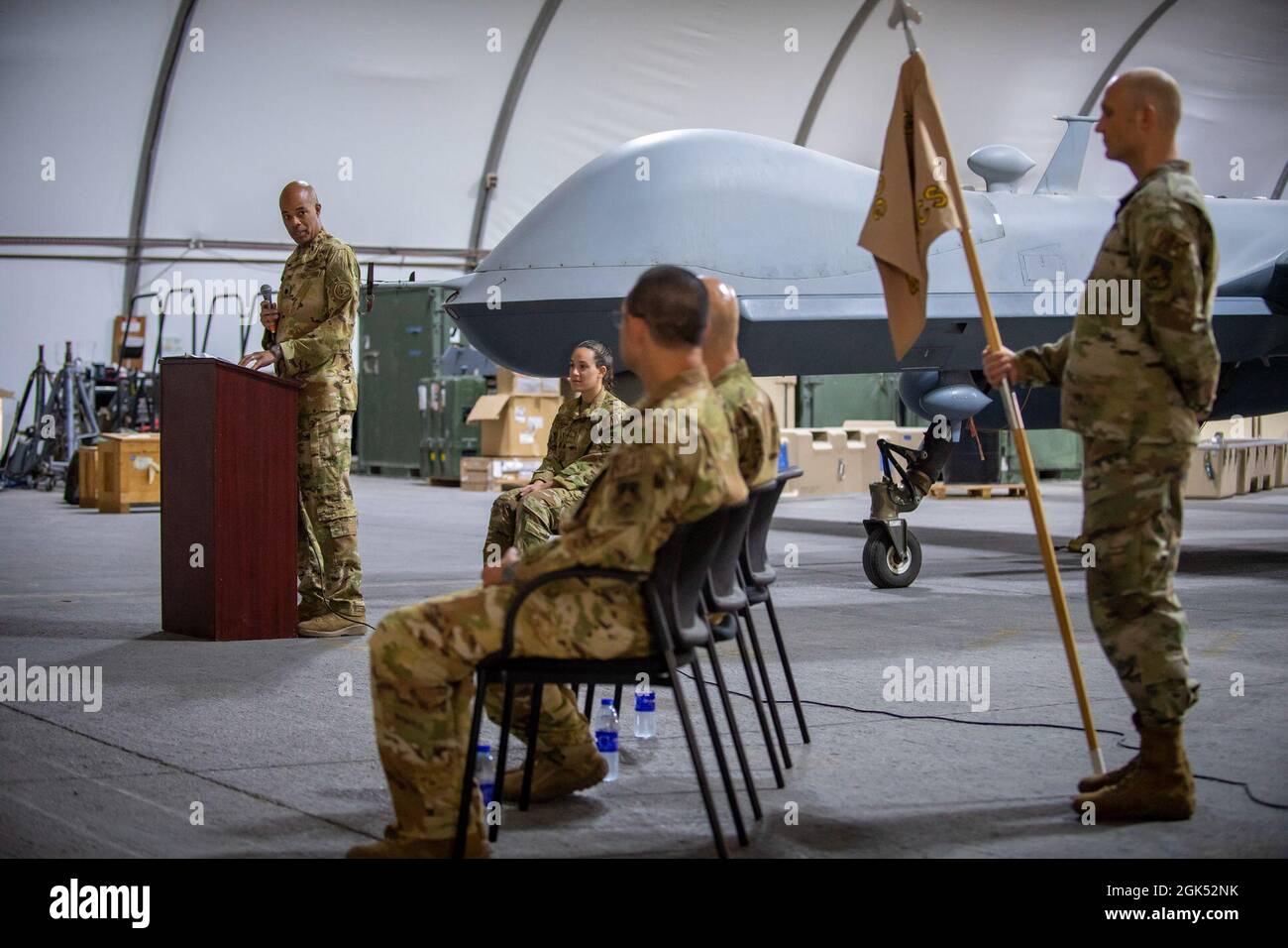 Le lieutenant-colonel Brian L. Hardeman de la Force aérienne des États-Unis, 380e commandant adjoint du Groupe de maintenance expéditionnaire, préside la cérémonie de passation de commandement du 41e Escadron de combat électronique expéditionnaire à la base aérienne Al Dhafra, Émirats arabes Unis, le 3 août 2021. Le lieutenant-colonel Joseph Clancy assumera le commandement de la 41e EECS à partir du Maj David T. Brown. Banque D'Images