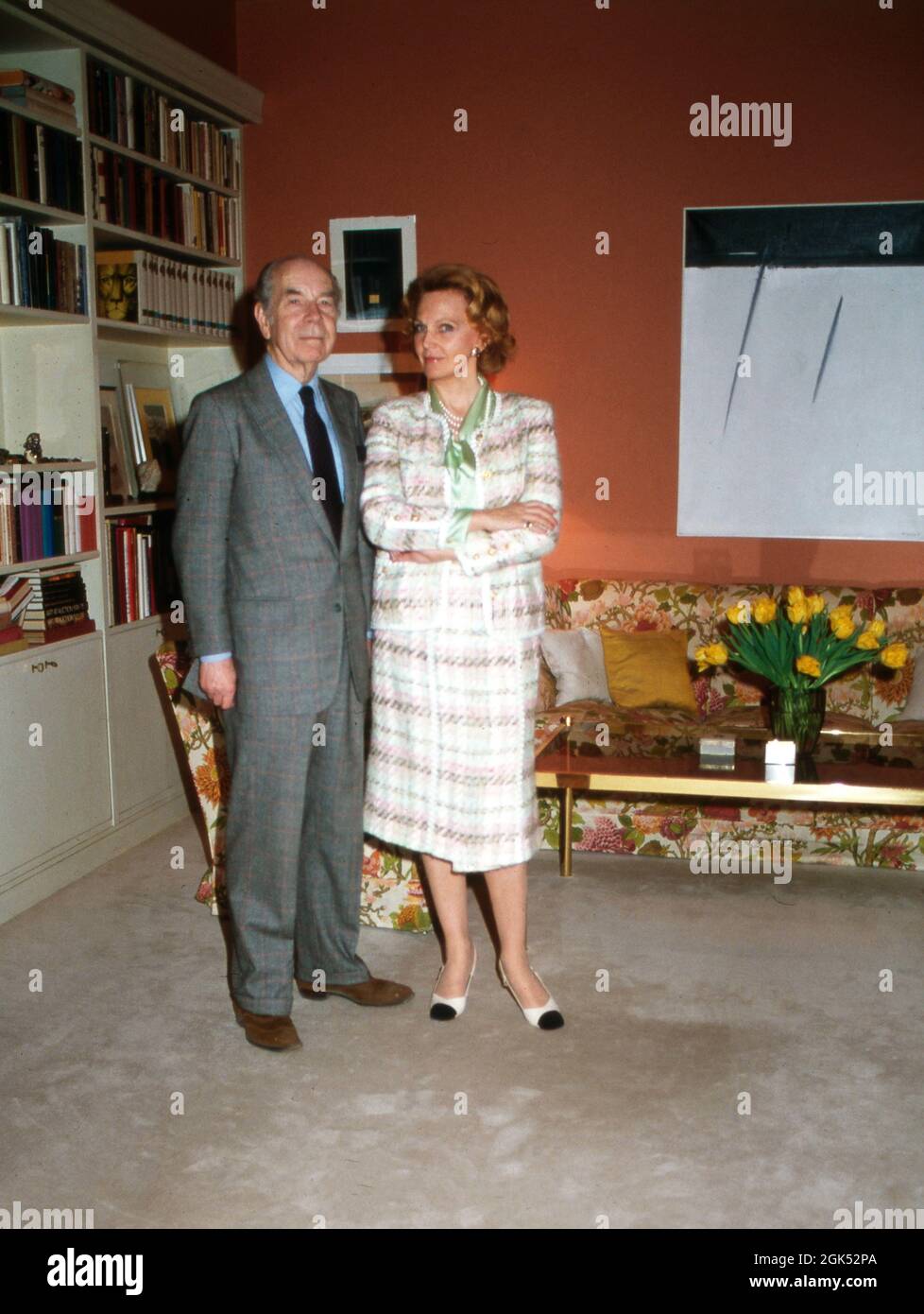 Prinz Sigvard Bernadotte mit seiner dritten Ehefrau Gullan Marianne Lindberg im Haus à Stockholm, Schweden 1985. Sigvard le prince Bernadotte avec sa troisième femme Gullan Marianne Lindberg dans leur maison de Stockholm, Suède 1985. Banque D'Images