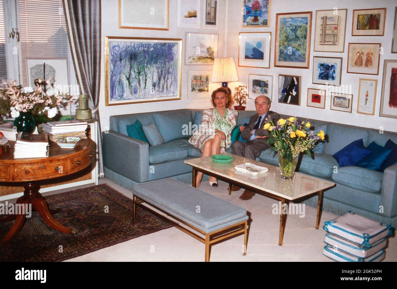 Prinz Sigvard Bernadotte mit seiner dritten Ehefrau Gullan Marianne Lindberg im Haus à Stockholm, Schweden 1985. Sigvard le prince Bernadotte avec sa troisième femme Gullan Marianne Lindberg dans leur maison de Stockholm, Suède 1985. Banque D'Images
