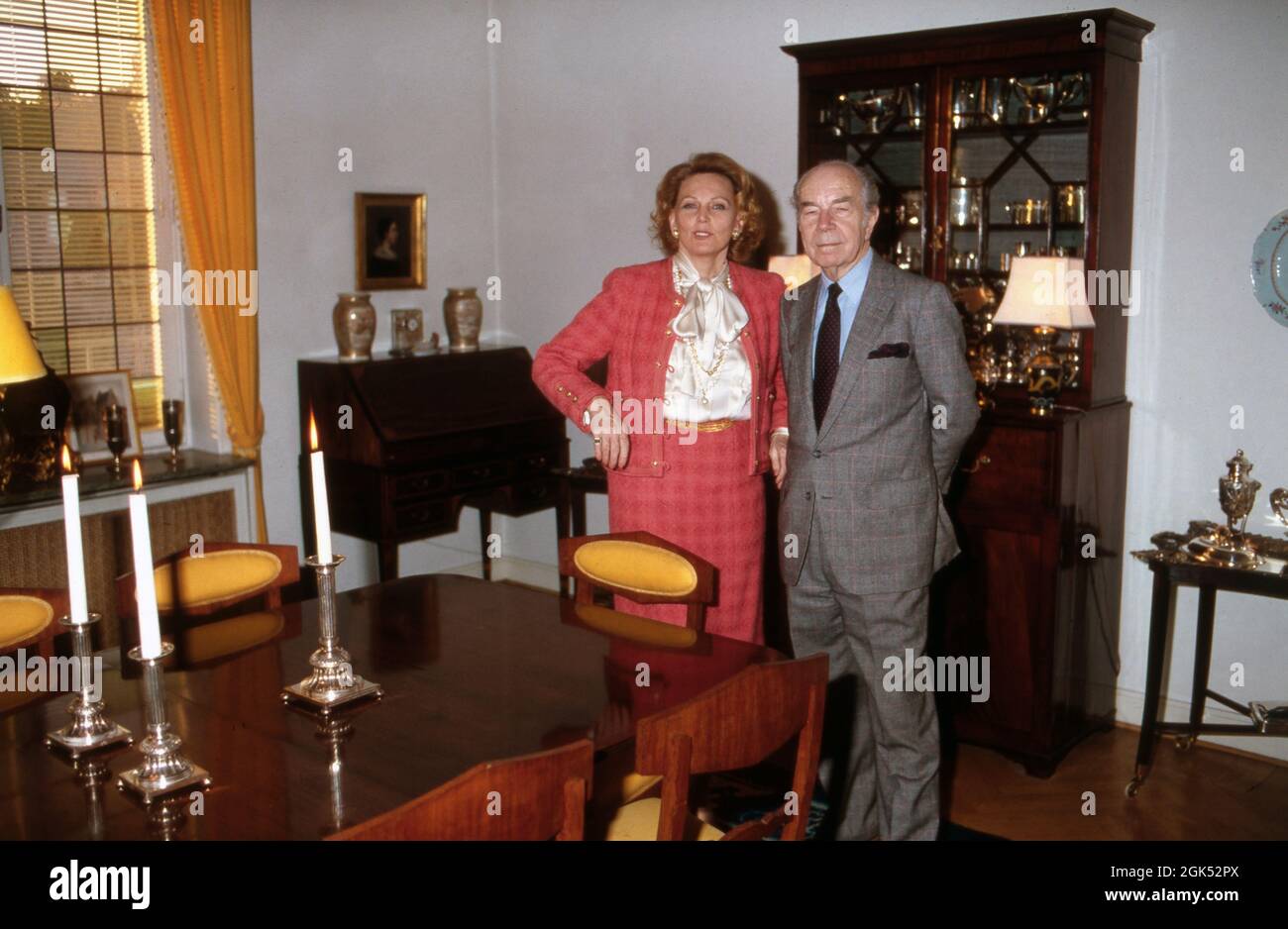 Prinz Sigvard Bernadotte mit seiner dritten Ehefrau Gullan Marianne Lindberg à Stockholm, Schweden 1985. Sigvard le prince Bernadotte avec sa troisième femme Gullan Marianne Lindberg à Stockholm, Suède 1985. Banque D'Images