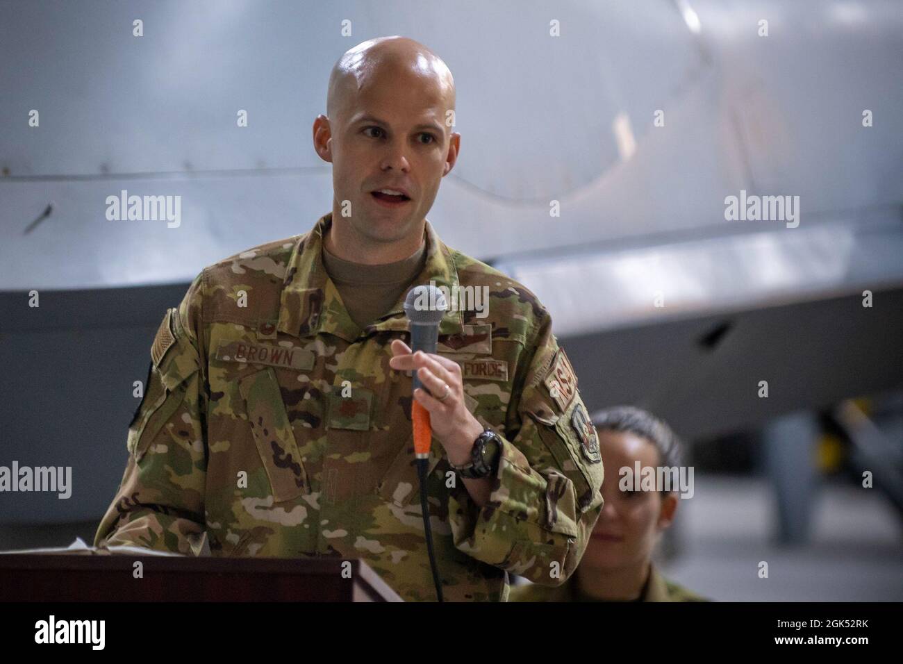 Le Maj. De la Force aérienne des États-Unis, David T. Brown, (sortant) 41e commandant de l'escadron de combat électronique expéditionnaire, fait des remarques lors de la cérémonie de changement de commandement de l'EECS à la base aérienne Al Dhafra, Émirats arabes Unis, le 3 août 2021. Brown abandonnera le commandement de la 41e EECS au lieutenant-colonel Joseph T. Clancy. Banque D'Images