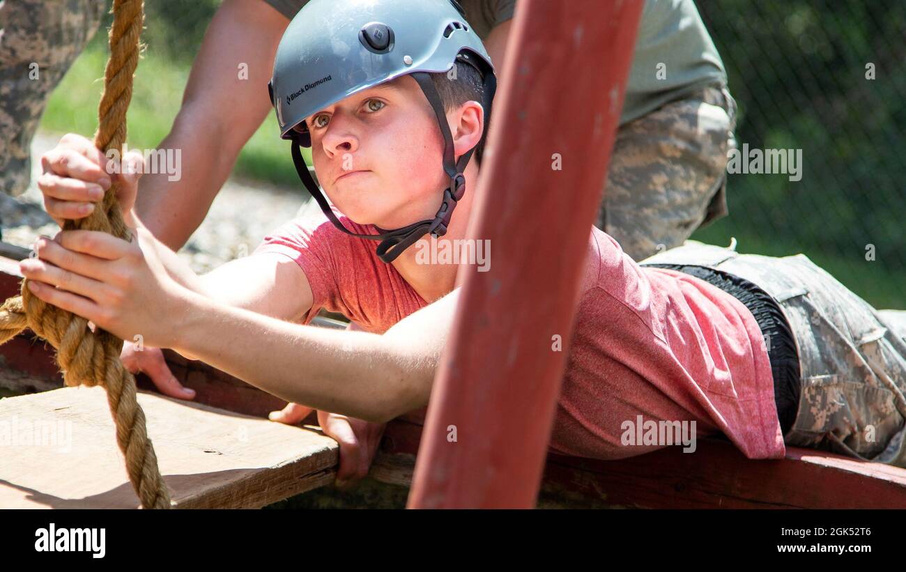 Aiden Owsley, de l'école secondaire de Mattawan, se tient sur une corde pendant le cours de réaction de leadership au centre d'entraînement de fort Custer, Augusta, Michigan, le 3 août 2021. Le corps d’instruction des officiers de réserve de l’Université Western Michigan et la Garde nationale de l’Armée du Michigan se sont associés pour accueillir un camp d’été de trois jours pour 30 participants. Banque D'Images