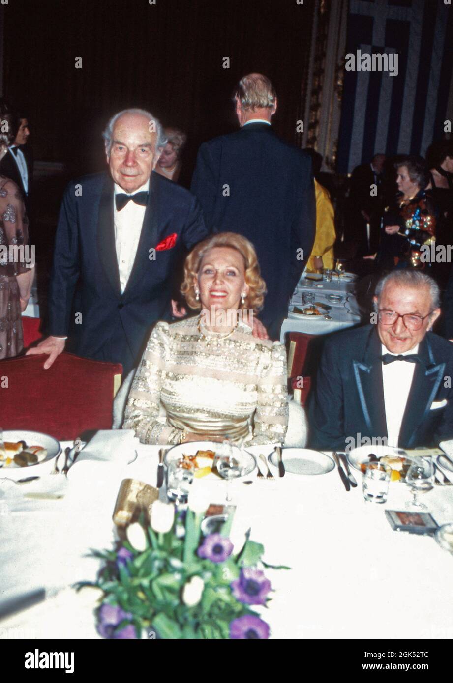 Prinz Sigvard Bernadotte (Liens) besucht mit seiner dritten Ehefrau Gullan Marianne Lindberg eine Abendveranstaltung à Stockholm, Schweden 1985. Le prince Sigvard Bernadotte (à gauche) et sa troisième femme Gullan Marianne Lindberg sont invités à une soirée à Stockholm, Suède 1985. Banque D'Images