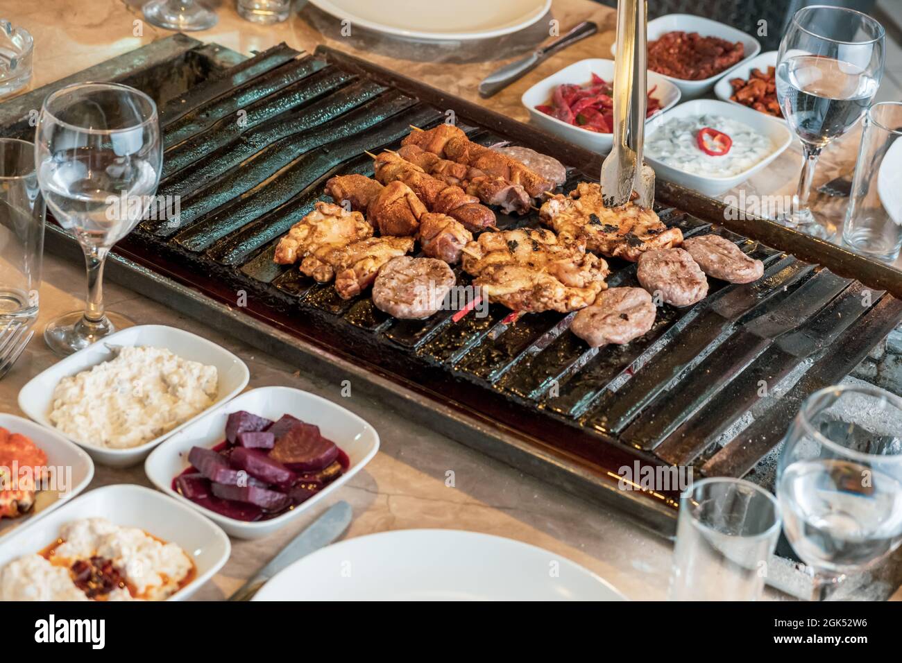 Différents types de viande grillée au barbecue sur la table, servis avec  des hors-d'œuvre turcs et du raki turc Photo Stock - Alamy
