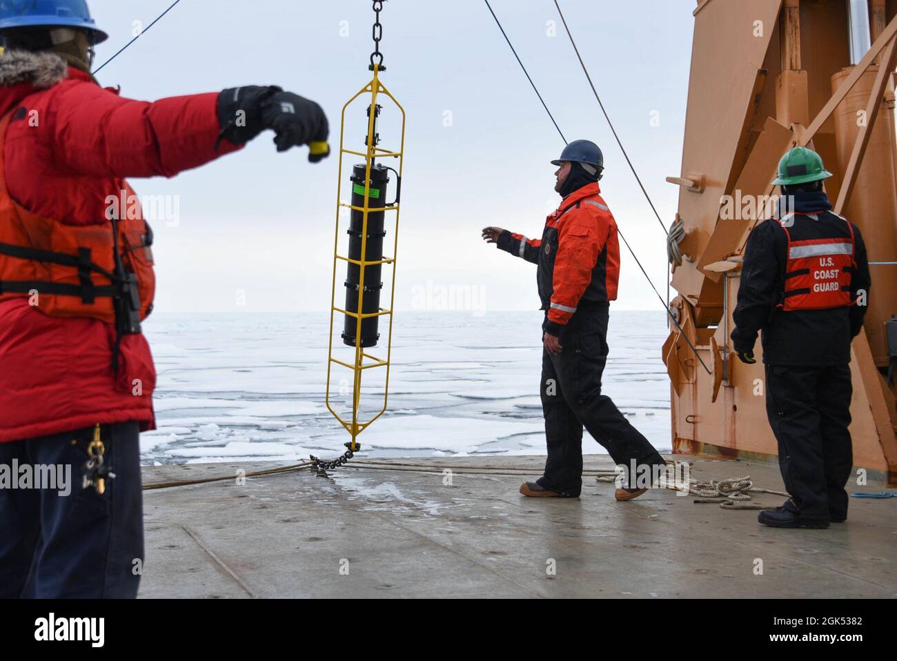 Les membres d'équipage de la Garde côtière Cutter Healy récupèrent une amarrage de recherche océanographique dans la mer de Chukchi, le 2 août 2021. Le Healy contourne l'Amérique du Nord pour renforcer les partenariats alliés, mener des missions de la Garde côtière et appuyer l'exploration scientifique afin de mieux comprendre l'évolution de l'environnement arctique. Banque D'Images