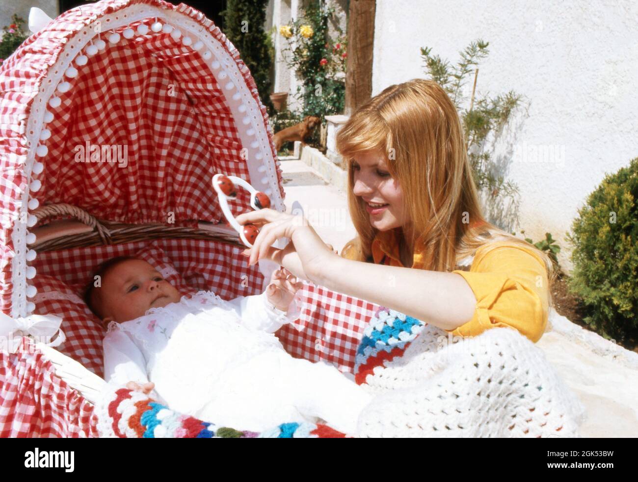 Marlene Charell, deutsche Sängerin und Tänzerin, mit ihrer kleinen Tochter  Angelina im Sommerurlaub, Frankreich 1973. La chanteuse et danseuse  allemande Marlene Charell avec sa petite fille Angelina pendant les  vacances d'été, France