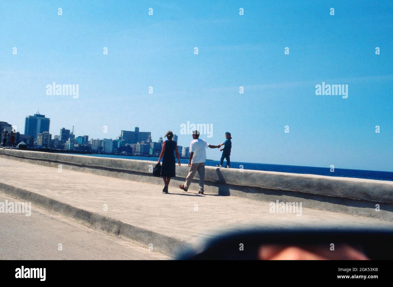 Eine Familie spaziert auf der Strandpromenade in Havanna auf Kuba, 2000. Promenade familiale sur la promenade de la Havane à Cuba, 2000. Banque D'Images