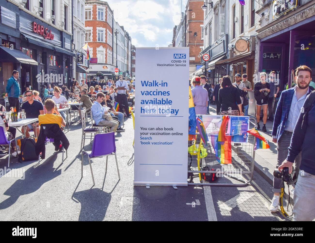 Londres, Royaume-Uni. 11 septembre 2021. Un centre de vaccination sans rendez-vous temporaire COVID-19 dans Old Compton Street, Soho. Banque D'Images