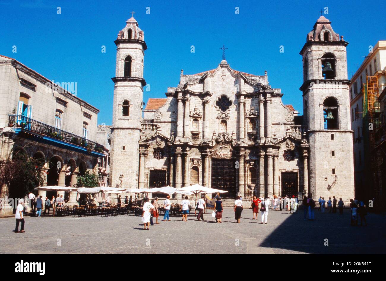 Plaza de la Catedral mit der Kathedrale San Cristobal in Havanna auf Kuba, 2000. Plaza de la Catedral avec cathédrale San Cristobal à la Havane, Cuba 2000. Banque D'Images
