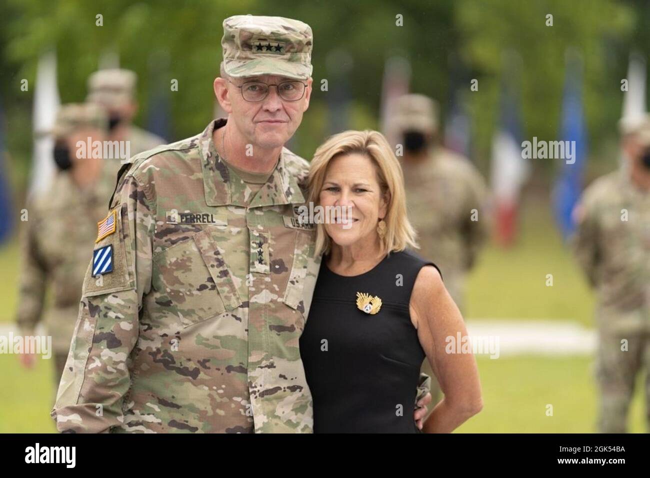 Le général sortant du commandant du Centre de l'Armée des États-Unis, le lieutenant général Terry Ferrell, et son épouse, le colonel retraité Robbie Ferrell, ont partagé des messages de gratitude avec la famille, les amis et les autres membres de l'USARCENT à la suite de la cérémonie de passation de commandement de l'USARCENT au parc Lucky de Patton Hall, sur la base aérienne de Shaw, L.C., 4 août 2021. Ferrell a pris le commandement de l'USARCENT le 8 mars 2019 et a abandonné le commandement de l'USARCENT au lieutenant général Ronald P. Clark avant de culminer sa carrière de 38 ans avec une cérémonie de retraite de l'après-midi. Banque D'Images