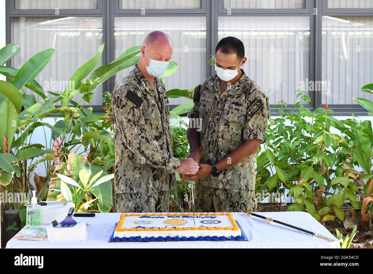 Le capitaine Jeffrey Klinger et le lieutenant Paul Winston ont coupé le gâteau lors de la cérémonie d'anniversaire du corps des services médicaux de la Marine, tenue au quartier général de la NMRTC le 4 août 2021. Le corps des services médicaux est le corps le plus varié de la médecine navale avec 22 sous-spécialités dans trois grands domaines d'intérêt : l'administration des soins de santé, la science des soins de santé et les soins cliniques. Banque D'Images
