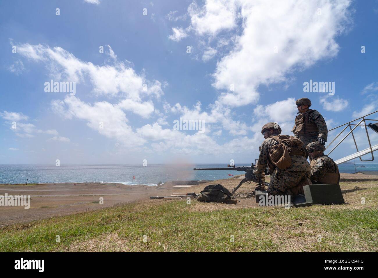 Marines des États-Unis avec 1er Bataillon, 12e Marines, 3d Marine Division, tirer une mitrailleuse M2 lors de l'exercice à grande échelle 2021, base des Marines Hawaii, 4 août 2021. Le LSE 2021 est un exercice en direct, virtuel et constructif qui utilise le commandement et le contrôle intégrés, le renseignement, la surveillance, la reconnaissance et les capteurs au sein de la force conjointe pour accroître la sensibilisation au champ de bataille, partager des données de ciblage et mener des frappes de précision à long terme à l'appui d'opérations navales dans un environnement maritime contesté et distribué. Banque D'Images