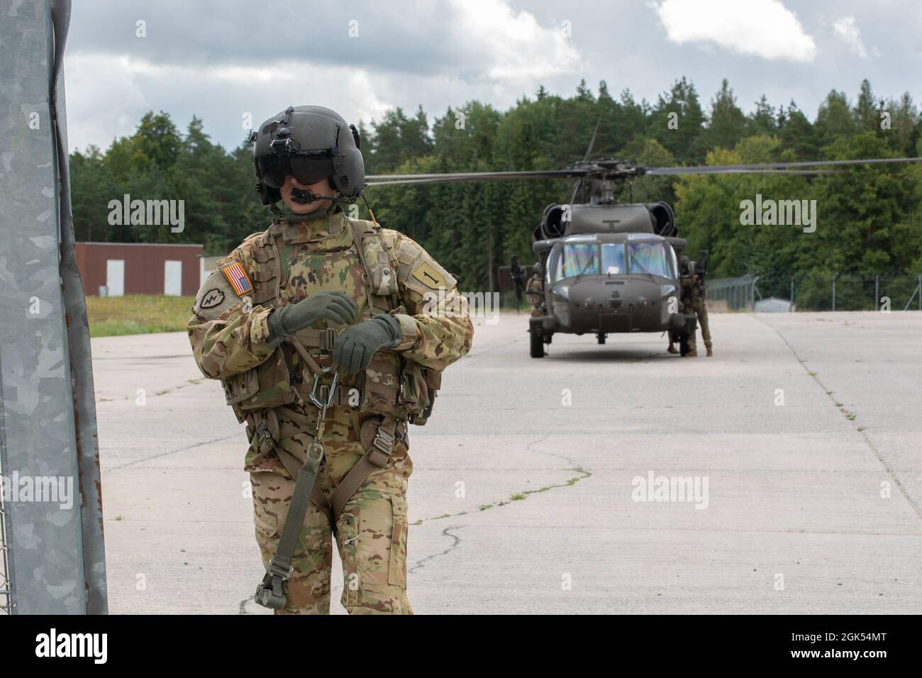 L’Adjudant-chef 4 Ryan Maltsberger, maître-bataillon Gunner de la Force opérationnelle Fighting Eagles, 1er Aviation de combat s’éloigne d’un hélicoptère UH-60 Black Hawk dans la zone d’entraînement de Grafenwoehr, Allemagne, le 4 août 2021. Les soldats affectés au 1er TAXI de fort Riley sont actuellement en rotation en Allemagne pour se préparer à la sortie 2021 de Sabre. Banque D'Images