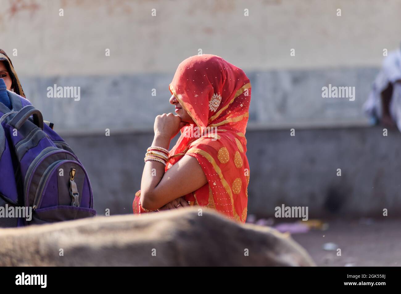 Orcha, Madhya Pradesh, Inde - Mars 2019 : un portrait franc d'une femme indienne vêtue d'un traditionnel sari rouge avec un voile. Banque D'Images