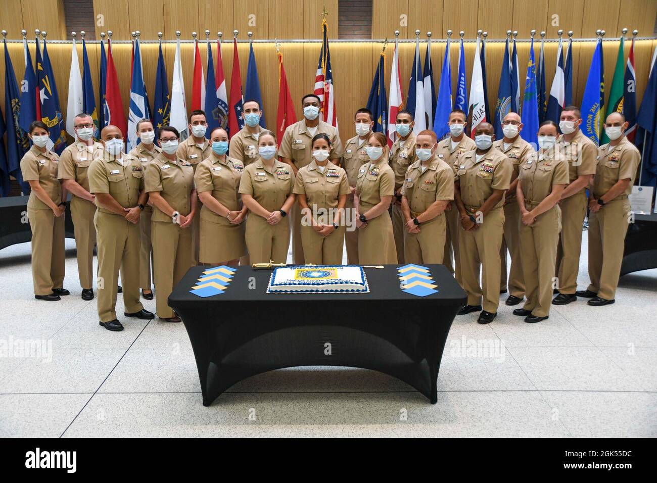 Le mercredi 4 août 2021, les officiers et les membres du personnel du corps des services médicaux du NCCL ont célébré l’anniversaire du corps des services médicaux de la Marine américaine! « malgré les défis de l’année écoulée, j’ai constaté un engagement en faveur du professionnalisme, de l’appui militaire, de l’éducation militaire et de la recherche de pointe. C’est grâce aux efforts du corps le plus diversifié de la Marine que nous sommes une force pour la santé mondiale et le centre médical militaire qui fournit des soins supérieurs sans précédent centrés sur la famille dans toutes les disciplines », a déclaré notre commandant et directeur, le Capitaine Reginald S. Ewing III lors du discours d’ouverture. Banque D'Images