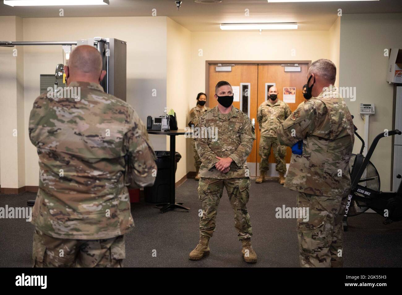 Sergent d'état-major américain Ryan Robinson, au centre, 660e Escadron de maintenance des aéronefs, artisan de la communication et de la navigation et chef de l'entraînement physique de l'escadron, présente le colonel Corey Simmons, à droite, commandant de la 60e Escadre de la mobilité aérienne et Sgt. Robert Schultz, à gauche, 60ème chef de commandement de l'AMW, 660ème salle de gym de l'AMXS pendant les tours de leadership 4 août 2021, à la base aérienne de Travis, en Californie. La visite des installations est à la lumière des récents changements apportés à l'évaluation de la condition physique de la Force aérienne. Le programme des tours de leadership offre à la direction de la 60ème AMW l'occasion d'interagir avec les aviateurs et de recevoir un deta Banque D'Images