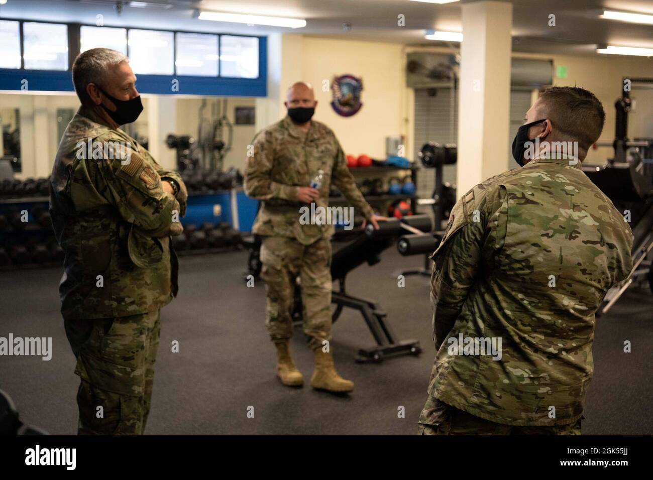 Sergent d'état-major américain Ryan Robinson, à droite, 660e Escadron de maintenance des aéronefs, artisan de la communication et de la navigation et chef de l'entraînement physique de l'escadron, présente le colonel Corey Simmons, à gauche, le commandant de la 60e Escadre de la mobilité aérienne et le Sgt principal. Robert Schultz, au centre, 60ème chef de commandement de l'AMW, 660ème salle de gym de l'AMXS pendant les tours de leadership 4 août 2021, à la base aérienne de Travis, en Californie. La visite des installations est à la lumière des récents changements apportés à l'évaluation de la condition physique de la Force aérienne. Le programme des tours de leadership offre à la direction de la 60ème AMW l'occasion d'interagir avec les aviateurs et de recevoir un deta Banque D'Images