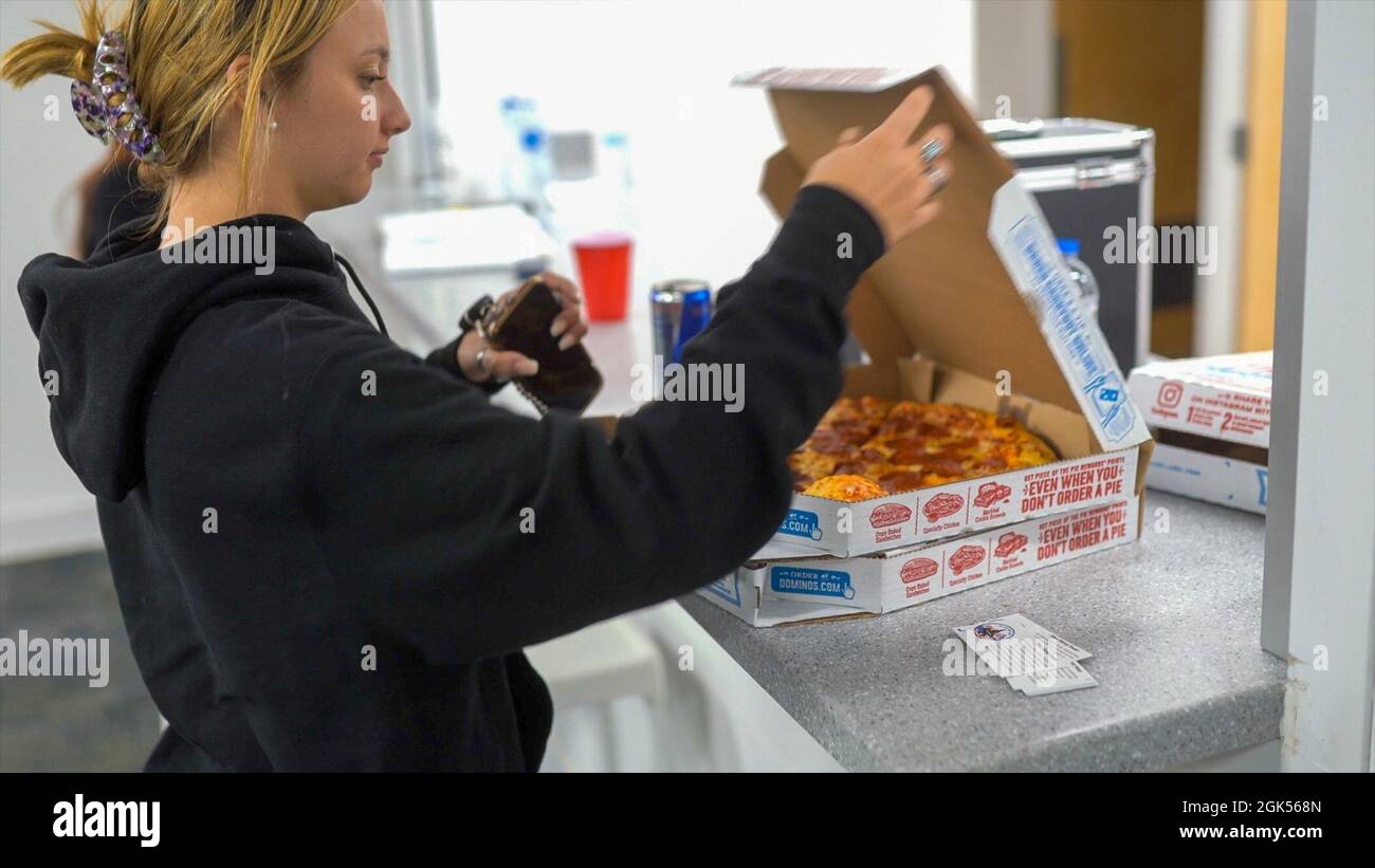 Airman 1st Class Ella Valley, un aviateur contre un volontaire de conduite ivre, ouvre une boîte à pizza pendant un service de garde au centre de loisirs Airmen le 18 juillet 2021, à la base aérienne Hill, Utah. AADD est un programme gratuit offert aux militaires de Hill, aux civils et aux employés contractuels les vendredis et samedis de 11 h à 3 h. Banque D'Images