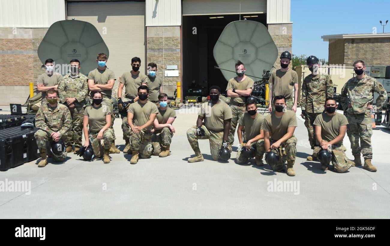 Les aviateurs du 726e Escadron de contrôle aérien des deux équipes posent pour une photo à la base aérienne de Mountain Home, Idaho, le 4 août 2021. Dans le cadre de ce concours, les représentants de l’assurance de la qualité évaluent la qualité du travail de chaque équipe, la manière dont ils suivent les commandes techniques ainsi que les directives de sécurité et l’efficacité du travail d’équipe. Banque D'Images