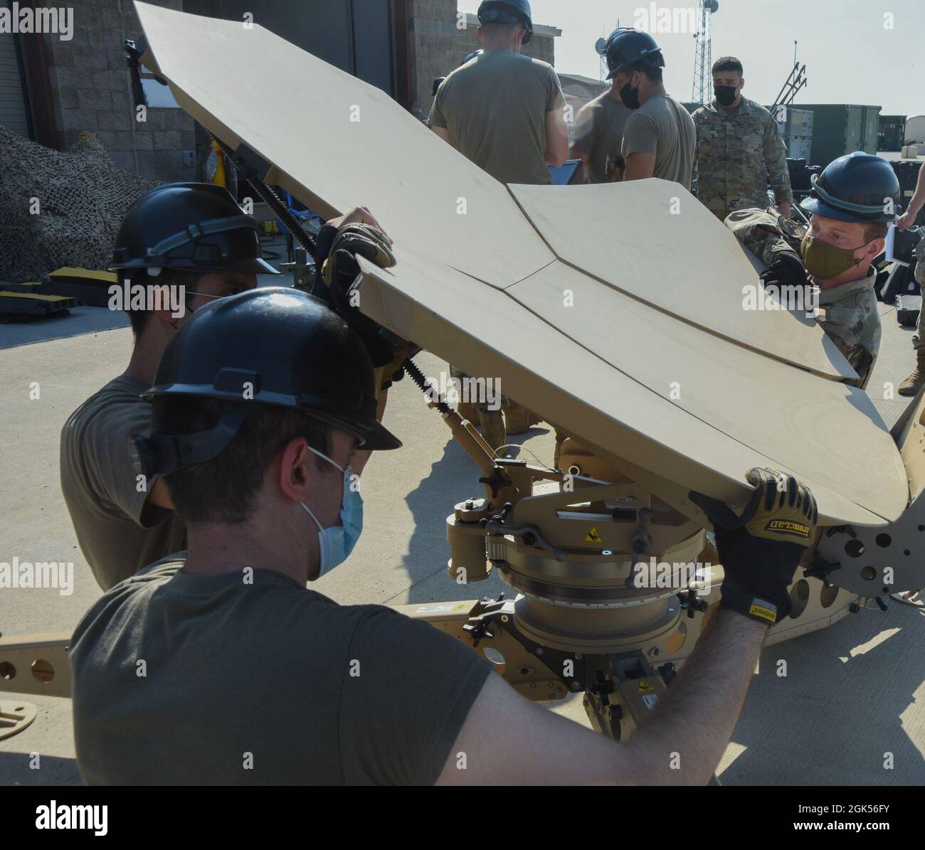 Les aviateurs du 726e Escadron de contrôle aérien travaillent ensemble pour installer des panneaux sur un Airbus Ranger à la base aérienne de Mountain Home, Idaho, le 4 août 2021. Un Airbus Ranger utilise des ondes radio pour transmettre des données numériques (protocole Internet). Banque D'Images