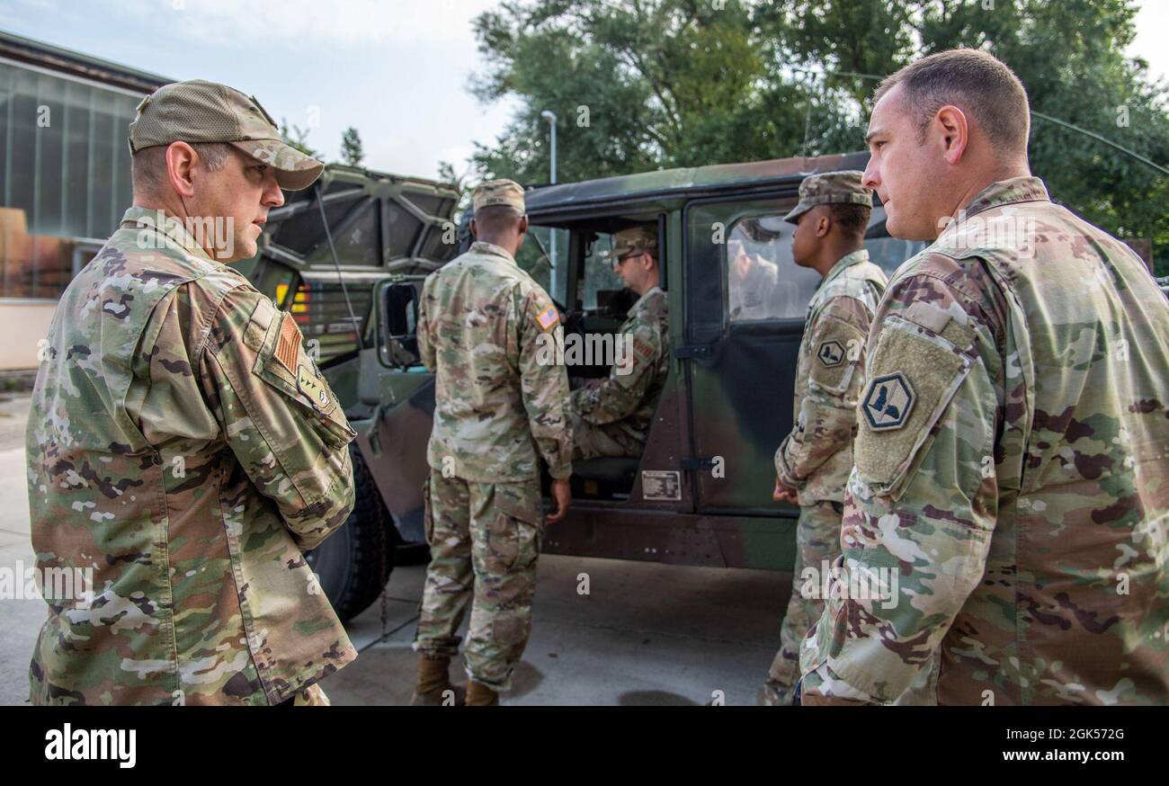 Bryan Callahan, commandant de la 435e Escadre des opérations aériennes au sol des États-Unis, rencontre des soldats de la 66e Brigade de renseignement militaire de l'armée américaine lors de sa tournée d'immersion avec le 4e Groupe des opérations de soutien aérien à la garnison de l'armée américaine Wiesbaden, en Allemagne, le 4 août 2021. Le 7e SCF s'attache aux équipes des opérations spéciales de l'Armée de terre pour fournir des renseignements météorologiques précis nécessaires à l'exécution des missions dans les airs et sur le terrain dans le cadre du 4e GASM. La 435e AGOW construit des aérodromes expéditionnaires à la demande, fournit une intégration conjointe de la puissance aérienne, permet le maintien et le soutien multithéâtre, deliv Banque D'Images