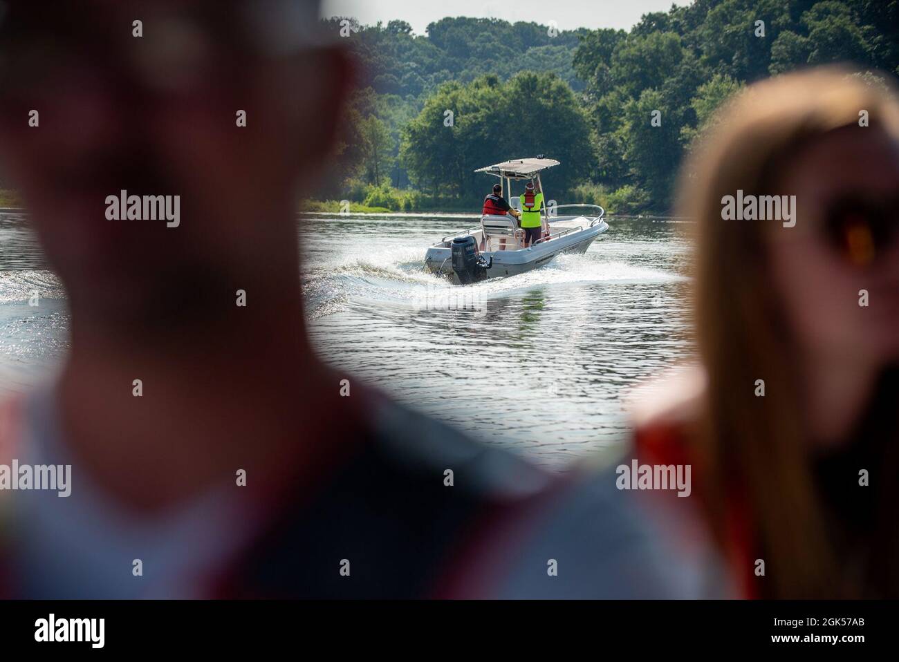 Des employés de l'ensemble du U.S. Army corps of Engineers District de Pittsburgh suivent des cours d'obstacles sur l'eau pendant le cours d'entraînement des exploitants de bateaux à moteur au lac Crooked Creek à Ford City, en Pennsylvanie, le 4 août 2021. Le cours de 24 heures comprenait une formation sur la sécurité des embarcations, un test de natation, une certification de gilet de sauvetage gonflable, le lancement de bateaux, des cours d'obstacles et un examen écrit. Banque D'Images