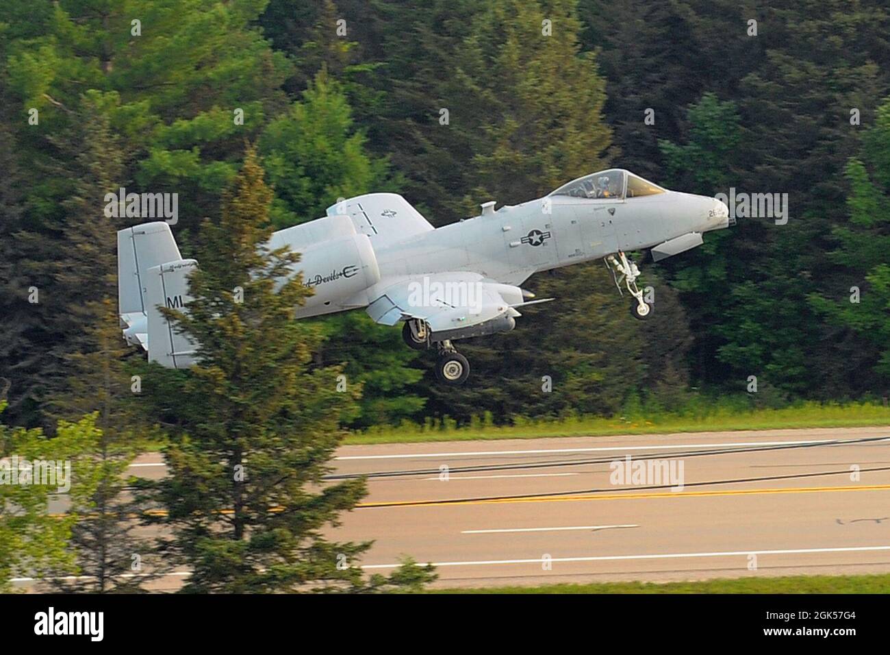 Un Thunderbolt II A-10 du 107e Escadron de chasseurs, 127e Escadre, Garde nationale aérienne du Michigan, débarque et départ d'une autoroute près d'Alpena (Michigan), le 5 août 2021. L'exercice était une preuve de concept de la capacité des avions de combat à atterrir dans les zones d'atterrissage austères, et de poursuivre l'avancement des concepts d'emploi agile et de base adaptative. Banque D'Images