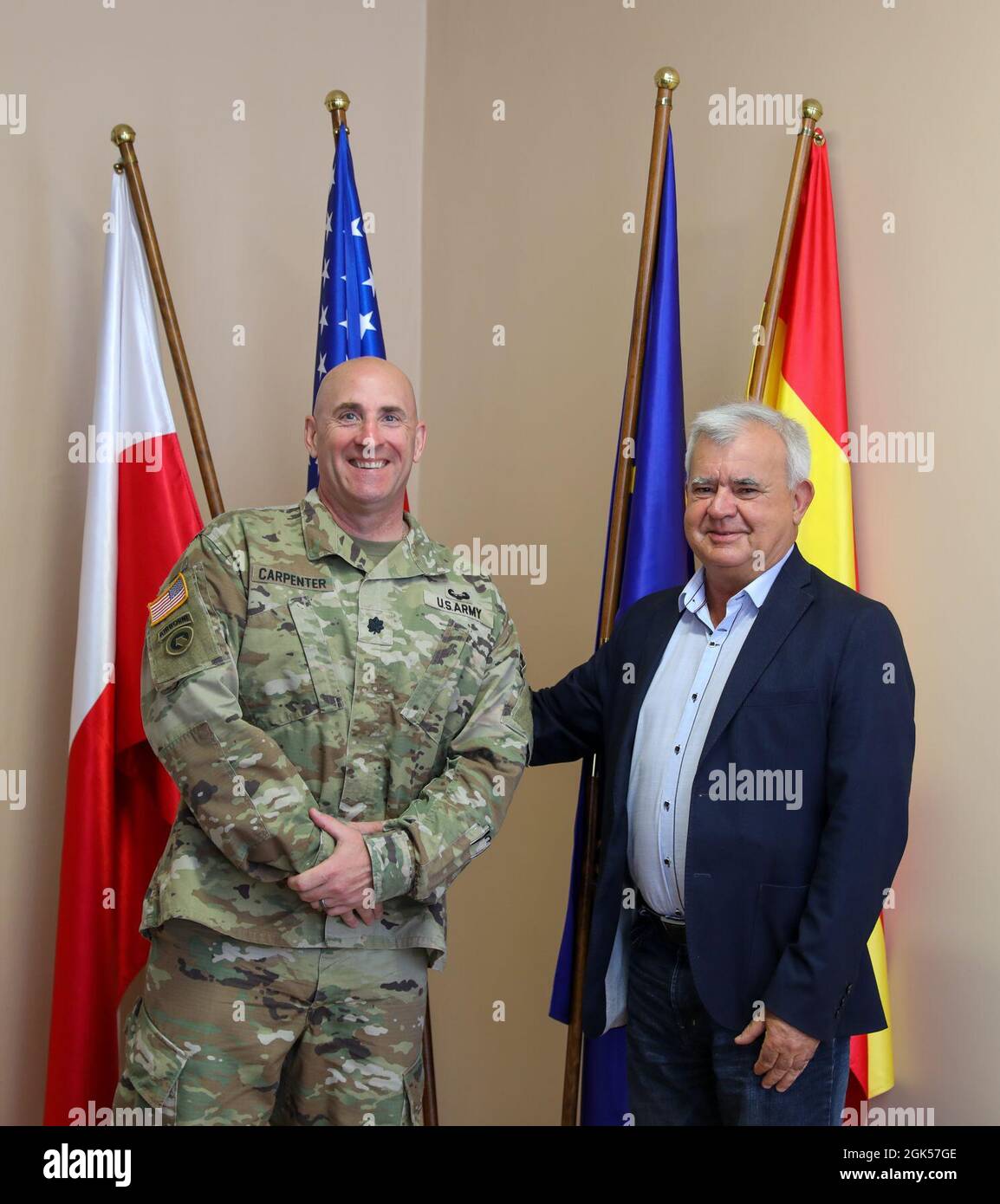 Le 49e commandant du bataillon des transports, le lieutenant-colonel Andrew Carpenter (à gauche) et M. Andrzej Katarzyniec (à droite), maire de Żagań, se réunissent pour une photo à la suite d'une réunion à Żagań (Pologne), le 5 août 2021. « participer à des partenariats demande de l’entretien, et j’espère être des amis à vie », a déclaré M. Carpenter. Les partenariats avec les pays hôtes sont établis pour maintenir la stabilité régionale, renforcer la capacité des partenaires et améliorer l'interopérabilité. Banque D'Images