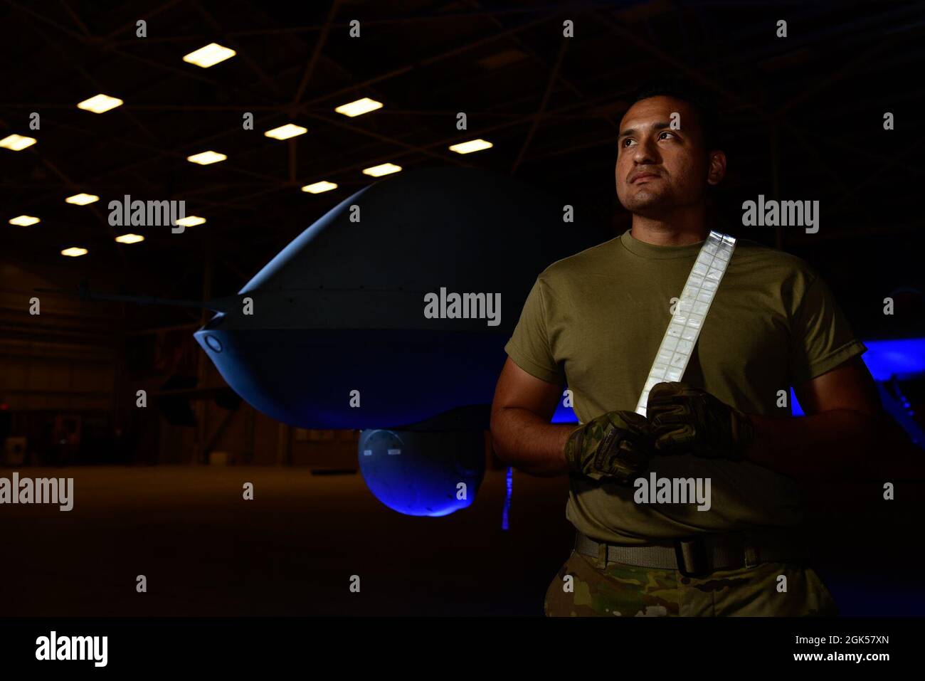 U.S. Air Force Tech. Sgt. Daniel Gonzalez, mécanicien d'avions tactiques et chef d'équipage du 163d Aircraft Maintenance Squadron, 163d Attack Wing, California Air National Guard, se tient devant un avion à distance MQ-9 Reaper piloté, le 5 août 2021, alors qu'il travaille le quart de nuit à la base de réserve aérienne de mars, Californie. Les agents de maintenance du service de nuit récupèrent et maintiennent l'aéronef pour soutenir les opérations de vol continues. Banque D'Images