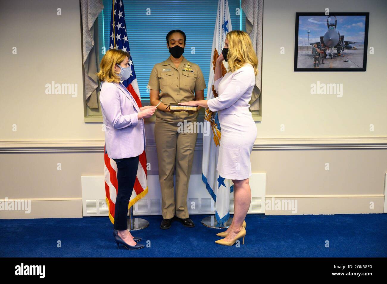 La sous-secrétaire à la Défense, Mme Kathleen H. Hicks, s'étreindre à Meredith Berger à titre de secrétaire adjointe de la Marine au Pentagone, Washington, D.C., le 5 août 2021. Banque D'Images