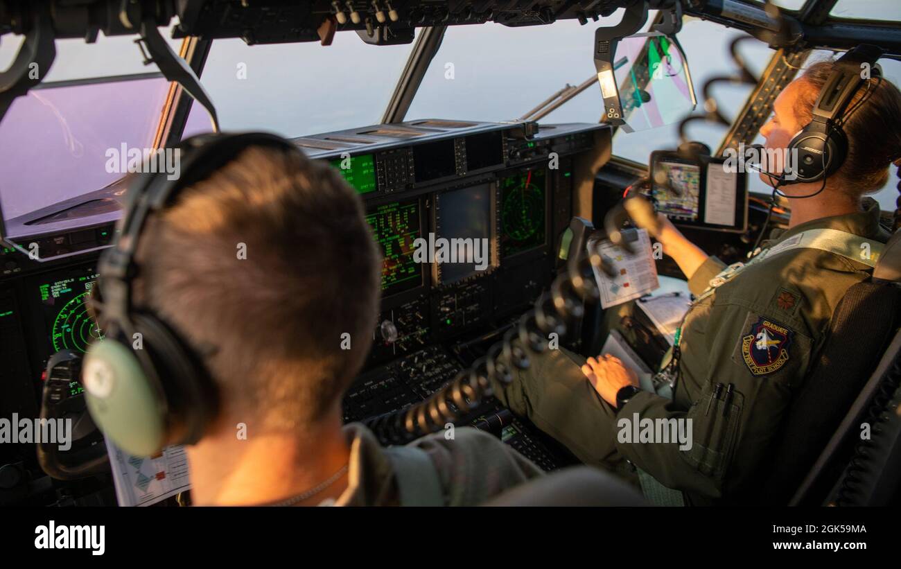 Jonathan Forsyth, major de la Force aérienne des États-Unis, à gauche, un pilote instructeur du détachement 2 du 492e Groupe d'entraînement des opérations spéciales, et Catherine Olszewski, commandant de la Force aérienne des États-Unis, pilote du 417e Escadron d'essais de vol, pilotant un EC-130J Commando Solo lors de l'opération Blood Rain près de Eglin Range, en Floride, le 5 août 2021. L'opération Blood Rain est un projet de recherche à l'appui du Commandement des opérations spéciales des États-Unis, qui teste la sécurité du sang après qu'il ait subi des forces environnementales et gravitationnelles pendant la chute d'air, et évalue sa faisabilité pour la transfusion chez un patient. Banque D'Images