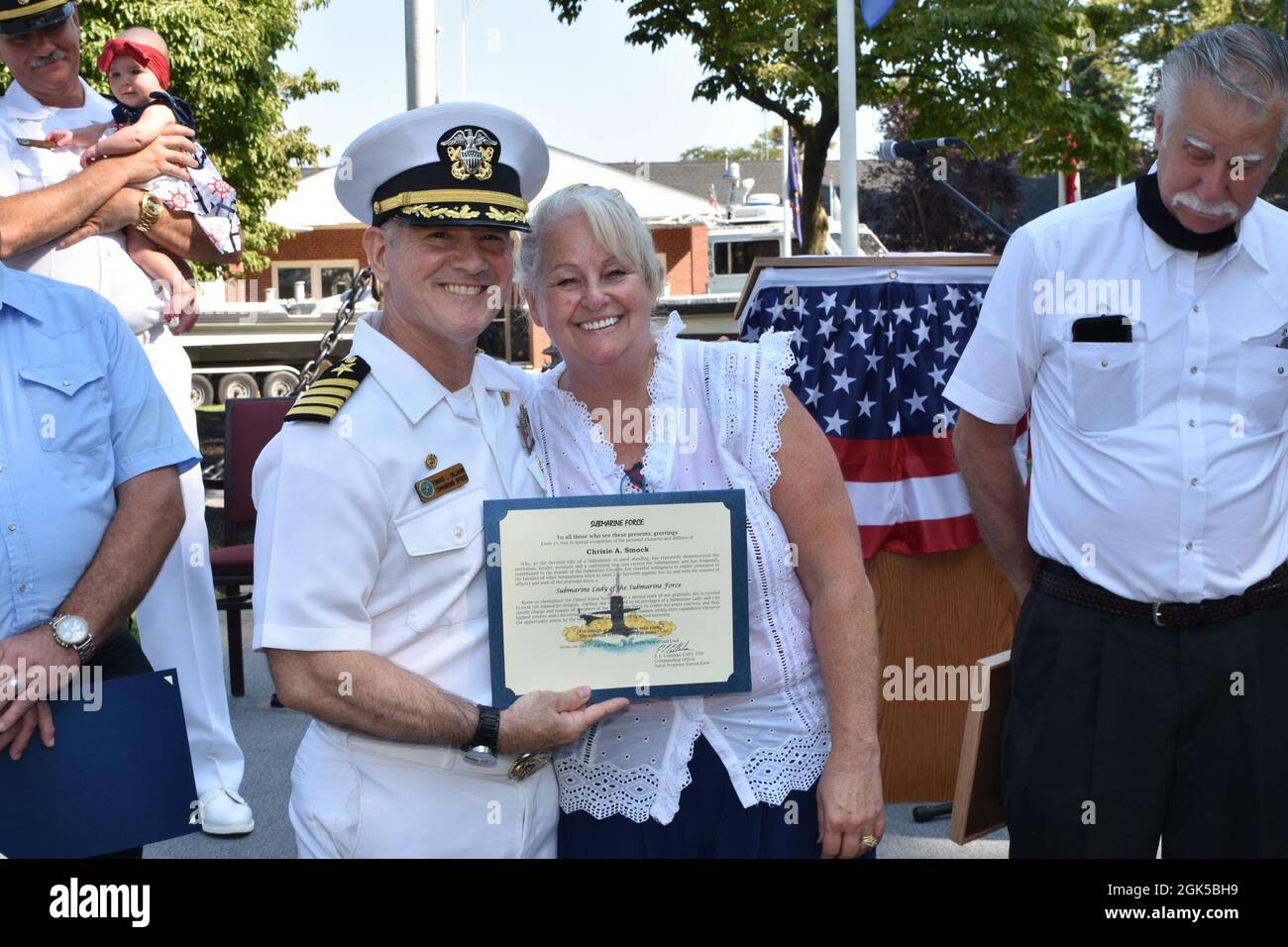 COLTS NECK, New Jersey -- la base d'armes navales Earle a tenu une cérémonie de retraite pour l'officier exécutif Lt. Cmdr. Jack L. Smock Jr. Août 6. Smock, un naïtif de Peterstown, en Virginie-Occidentale, a servi comme directeur général de l'installation depuis juin 2019, a pris sa retraite après 30 ans de service naval. Banque D'Images