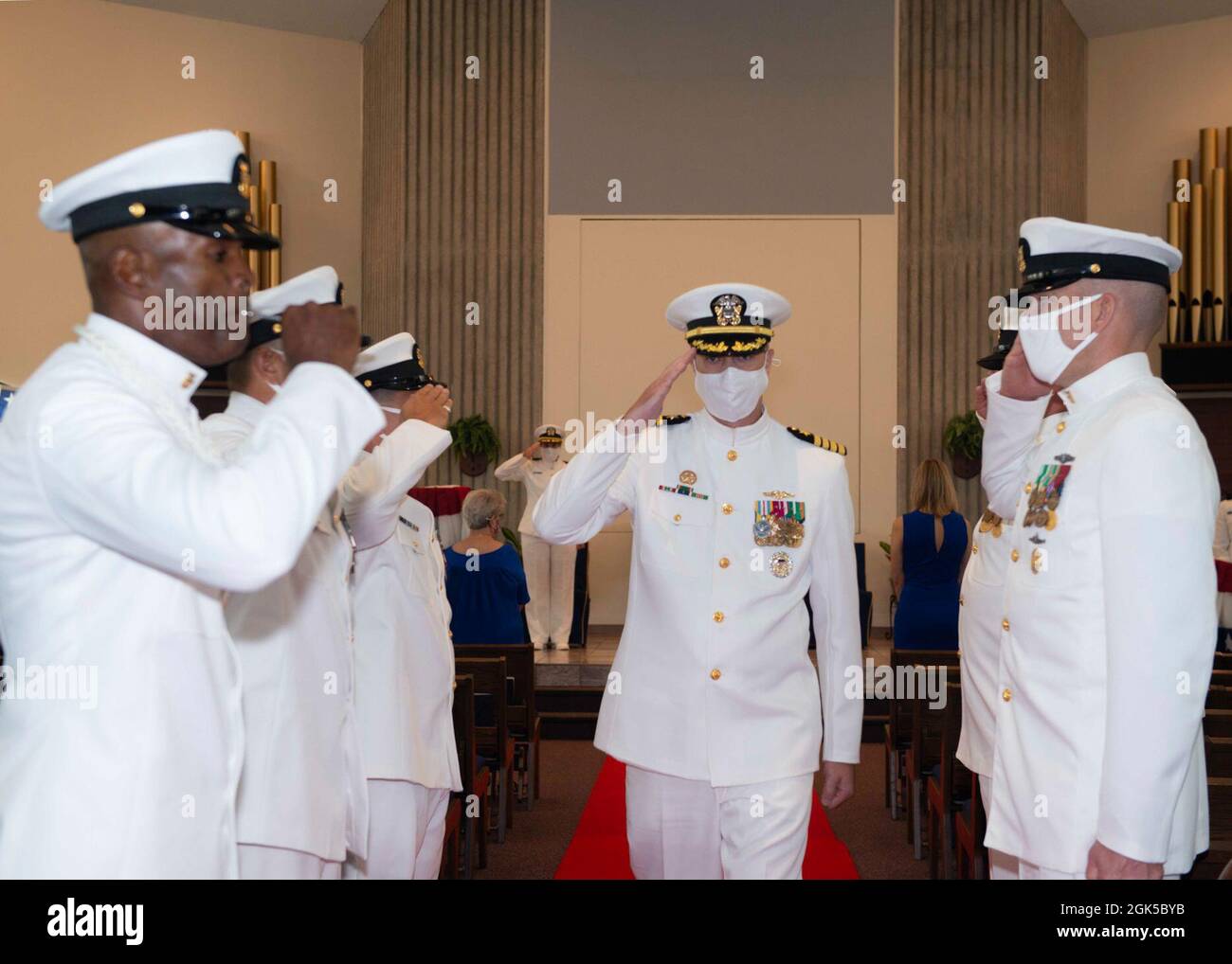 KINGS BAY, Géorgie. 6, 2021) le capitaine Todd Nethercott, commodore entrant, commandant de l'escadron sous-marin 16, salue les Sideboys lorsqu'il quitte la cérémonie de passation de commandement tenue à la chapelle à bord de la base sous-marine navale de Kings Bay, en Géorgie. Nethercott soulage le capitaine William Patterson. L'escadron 16 est responsable de l'entretien et de l'exploitation de deux sous-marins de missiles guidés de classe Ohio, l'USS Florida (SSGN 728) et l'USS Georgia (SSGN 729). Banque D'Images