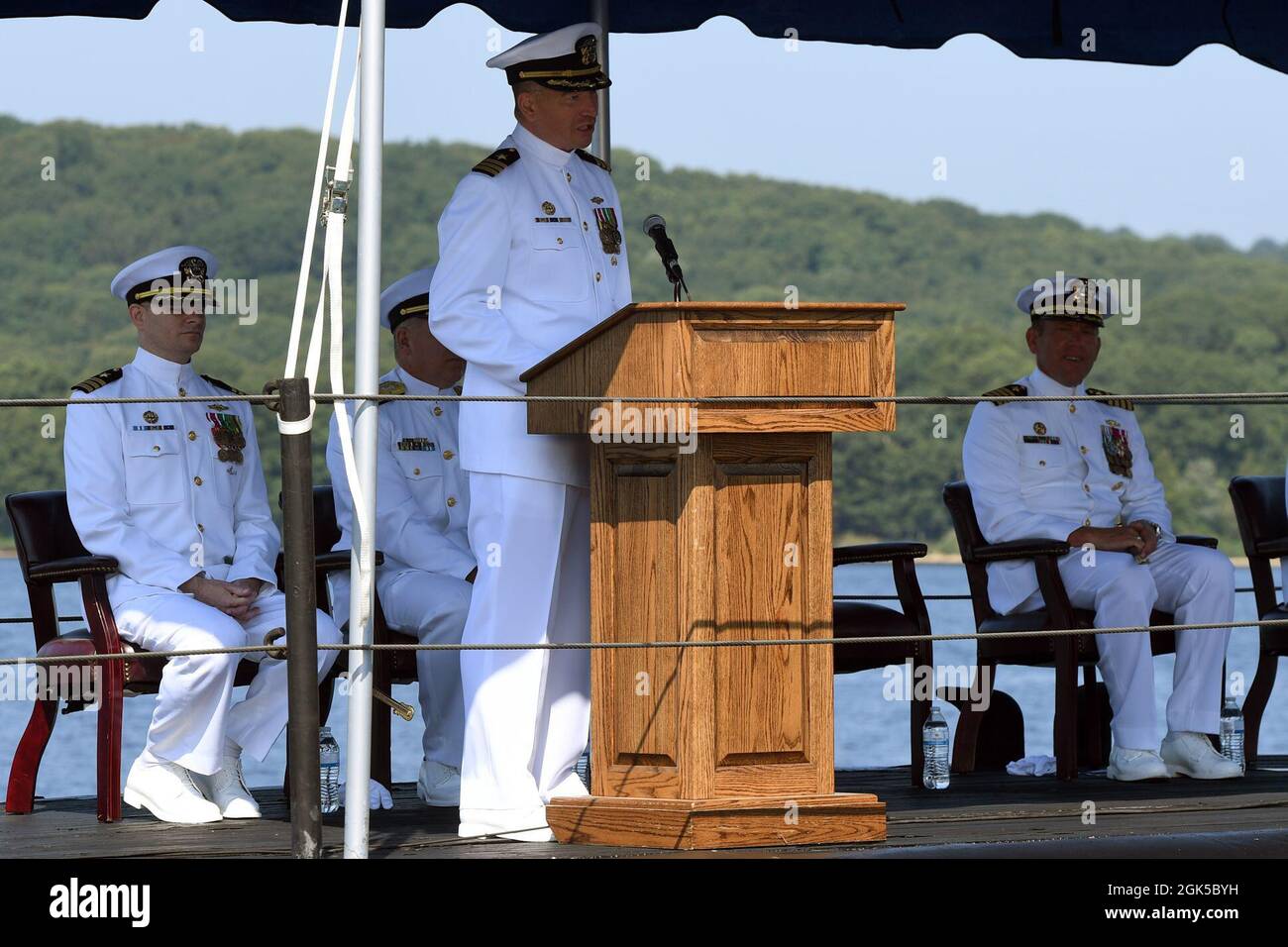 210806-N-GR655-073 GROTON, Connecticut (août 6, 2021) – Cmdr. Shawn William fait des remarques lors d'une cérémonie de changement de commandement de l'escadron de préparation sous-marin (SSRS) 32 au navire historique Nautilus (SSN 571) à Groton, au Connecticut, le 6 août 2021. William a été soulagé par Cmdr. Jacob a blessé, à gauche, en tant que commandant. SRS 32 fournit des services de soutien et maintient l'état de préparation de la mission pour les sous-marins de la Marine à la base sous-marine navale de New London, au Connecticut. Banque D'Images