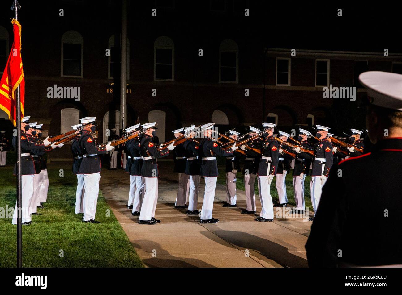 Marines avec le peloton Silent Drill se produire lors d'une parade du vendredi soir à Marine Barracks Washington, le 6 août 2021. Les invités d’honneur pour la soirée étaient l’Adjudant-chef 4 Hershel W. « Woody » Williams, récipiendaire de la Médaille d’honneur de la Seconde Guerre mondiale, le colonel Harvey C. « Barney » Barnum, récipiendaire de la Médaille d’honneur de la guerre du Vietnam, et le Cpl. William K. “Kyle” Carpenter, récipiendaire de la Médaille d’honneur de la guerre mondiale contre le terrorisme (Afghanistan), et les responsables d’accueil étaient le 38e commandant du corps des Marines, le général David H. Berger, et le 19e sergent-major du corps des Marines, le Sgt. Maj. Troy E. Black. Banque D'Images