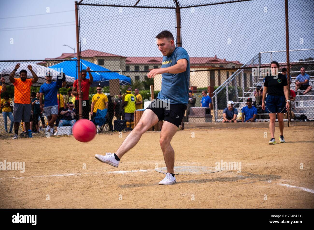 Eric Fetterolf, ancien Airman, technicien en logistique médicale du 60e  Escadron de soutien médical, lance le ballon lors d'un match de kickball le  6 août 2021, à la base aérienne de Travis,