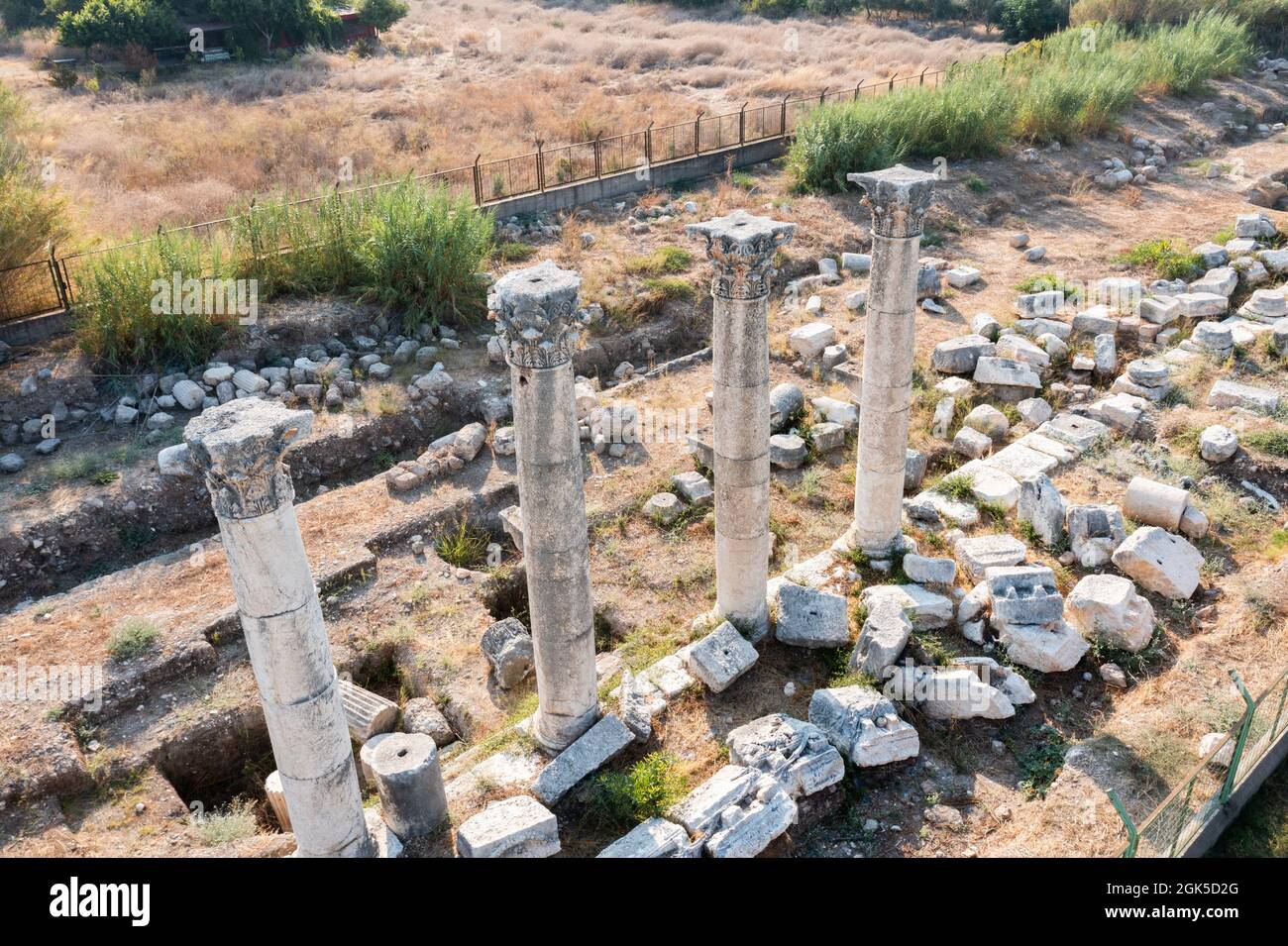 Vue aérienne des piliers du temple et des ruines antiques. Soli Pompeipolis, ancienne ville de Mersin, Turquie. Photo de haute qualité Banque D'Images