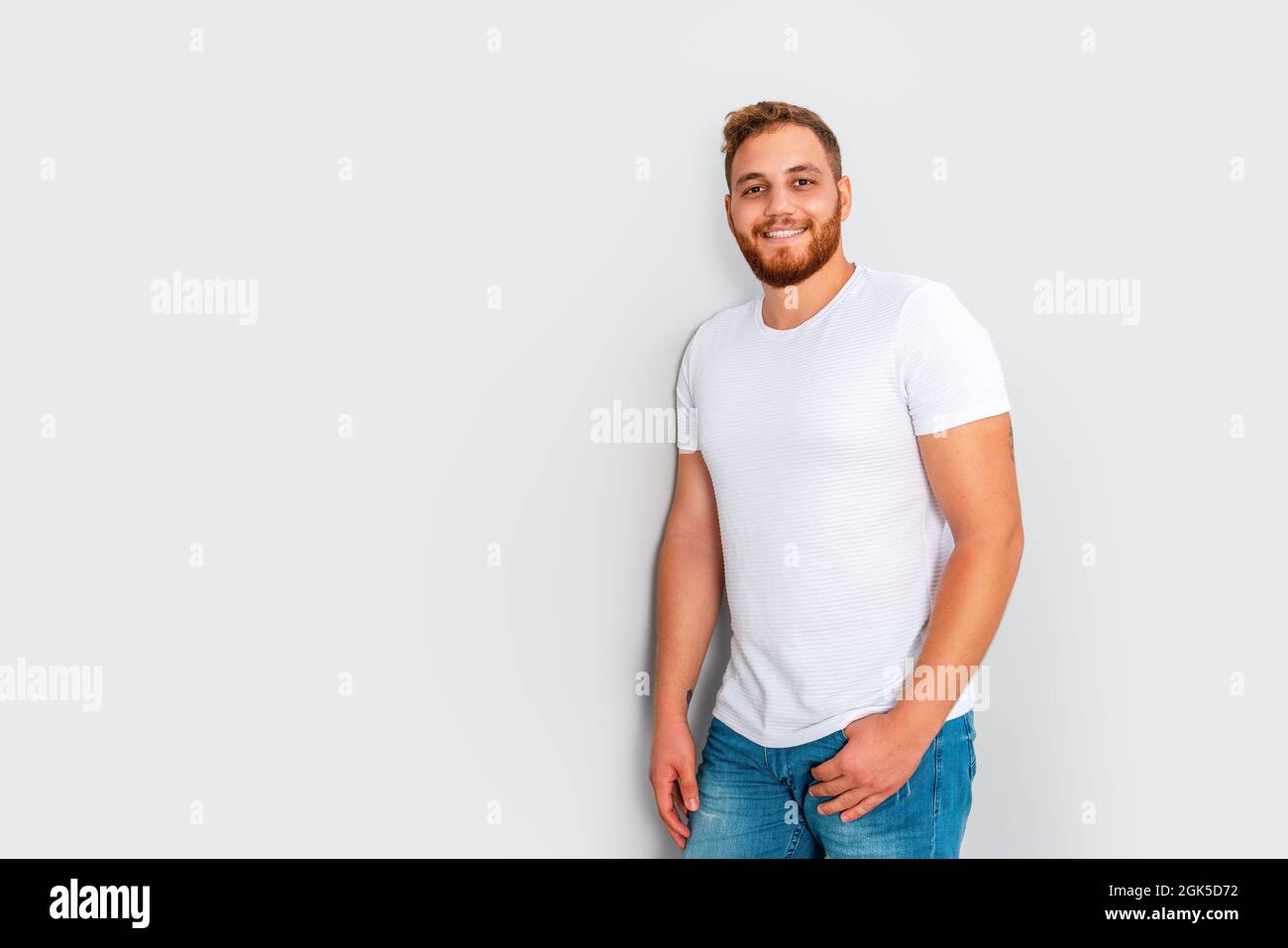 Gros plan de jeune barbu rouge posant, isolé sur fond blanc. Concept de modèle de mode. Photo de haute qualité Banque D'Images