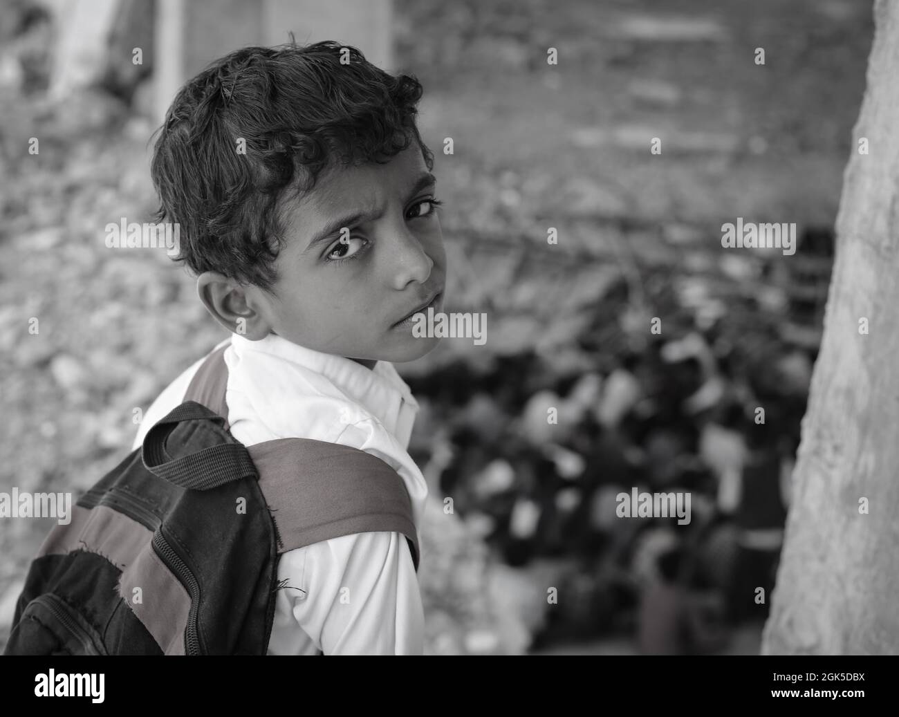 Taiz Yémen - 07 octobre 2020 : Un enfant yéménite étudie dans une école détruite par la guerre dans la ville de Taiz, au Yémen Banque D'Images