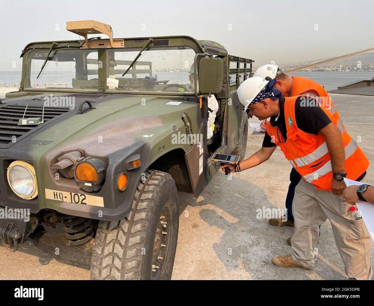 Des civils de l'armée américaine et des professionnels du transport de la nation hôte du 839e Bataillon des transports, détachement de la mer Noire (Turquie), supervisent le téléchargement d'équipement de l'armée à l'installation portuaire d'Izmir (Turquie), le 6 août 2021. Après la mise en scène initiale, l'équipement effectuera un mouvement vers les zones d'entraînement en Turquie à l'appui de l'exercice Dynamic Front 21. Banque D'Images