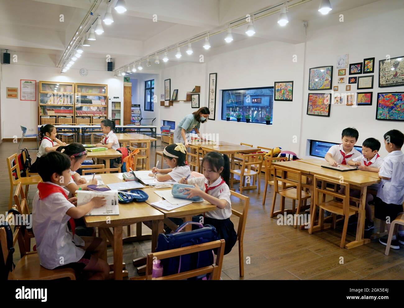 Shanghai, Shanghai en Chine. 13 septembre 2021. Les élèves dont les parents  ne peuvent pas les ramasser à temps sont pris en charge par leur enseignant  à la bibliothèque d'une école primaire