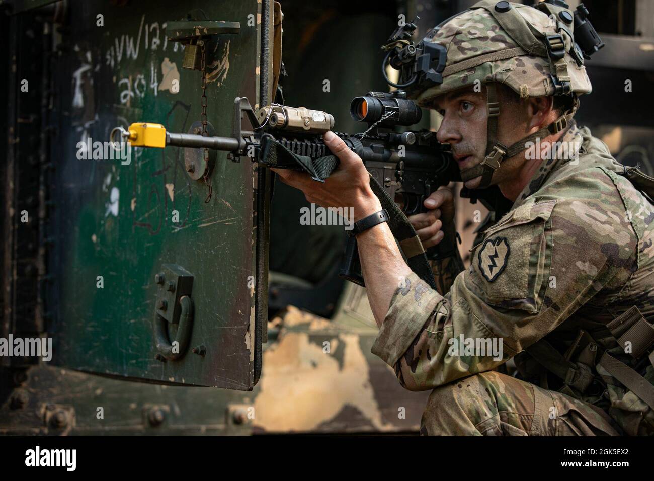 Un soldat de l'armée américaine du 1er Bataillon, 21e Régiment d'infanterie, tire des blancs d'une carbine M4 tout en se pavanant sur un véhicule immobilisé pendant un exercice d'entraînement sur le terrain à la zone d'entraînement de Baturaja, le 7 août 2021. Garuda Shield 21 est un exercice conjoint de deux semaines entre l'armée américaine et les forces armées indonésiennes de Tentara (TNI-AD Indonesia Army Forces). Le but de cet exercice conjoint est d'améliorer et d'enrichir la capacité de guerre dans la jungle de l'armée américaine et de l'armée indonésienne. Banque D'Images