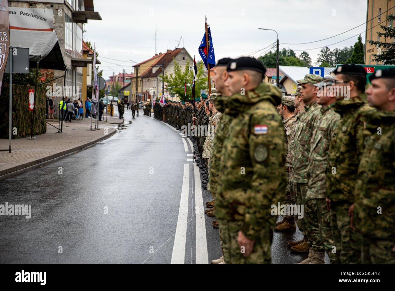 Les soldats du groupe de combat Pologne se tiennent en formation lors d'un défilé à Orzysz, en Pologne, le 8 août 2021. Les soldats du groupe de combat polonais ont défilé avec la 15e Brigade mécanisée polonaise pour célébrer et honorer la Journée des forces armées polonaises, qui a lieu le 15 août. Banque D'Images