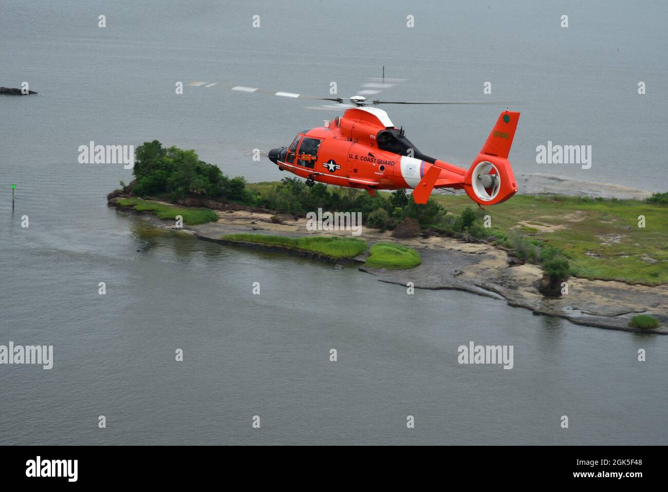 Un équipage d'hélicoptère Dolphin MH-65D de la Garde côtière américaine de la Air Station Savannah (Géorgie) traverse la rivière Savannah en route vers Charleston (Caroline du Sud), le 7 août 2021. Air Station Savannah est responsable de plus de 450,000 milles carrés d'eau de la frontière entre la Caroline du Nord et du Sud au sud jusqu'à Melbourne, Floride et hors de la mer environ 100 milles marins. Banque D'Images