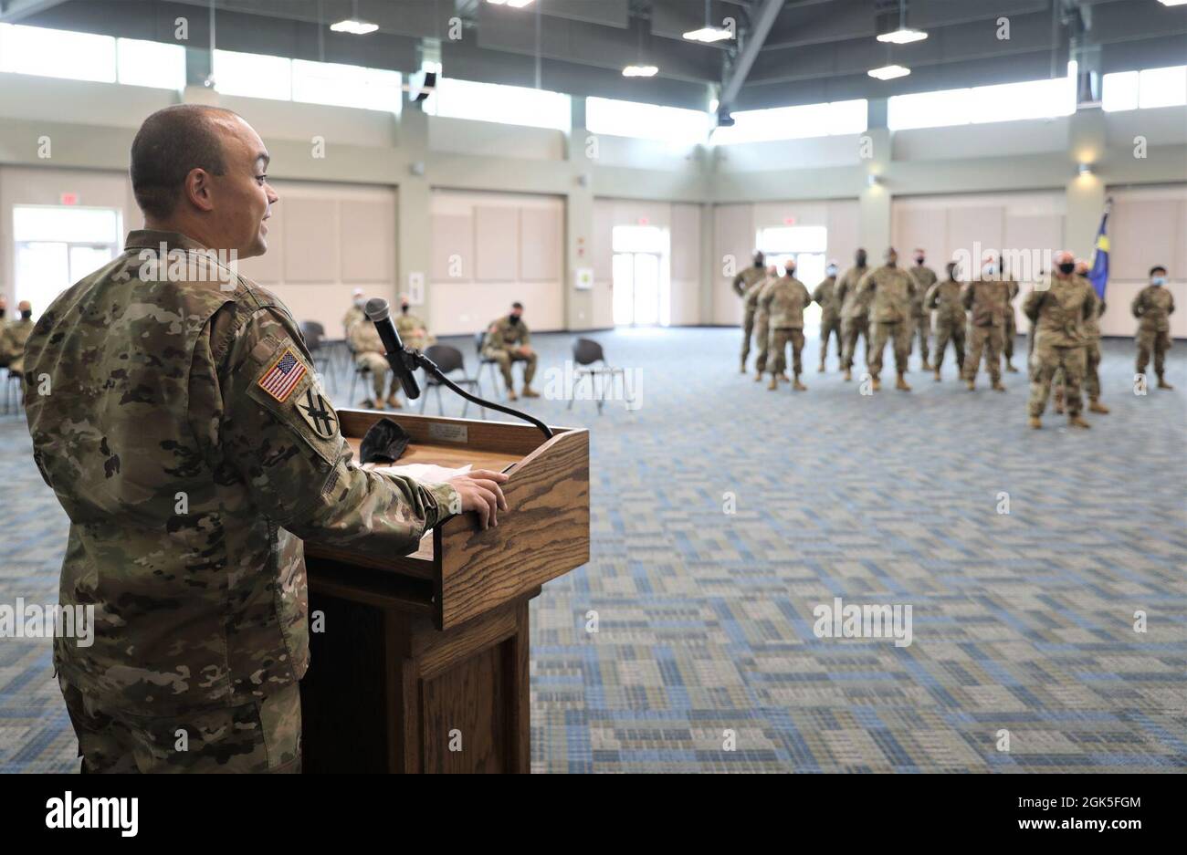 Le premier sergent Tyler Lawver, premier sergent, quartier général et détachement du quartier général, 781e Bataillon de commandement de la Force, Garde nationale de l'Armée de Géorgie, s'adresse à la formation lors d'une cérémonie de changement de responsabilité au Centre de la Garde nationale Clay, Marietta, Géorgie, 7 août 2021. La cérémonie de changement de responsabilité est symbolique de l'abandon des fonctions de premier sergent de l'sortant au conseiller senior entrant inscrit au commandant. Banque D'Images