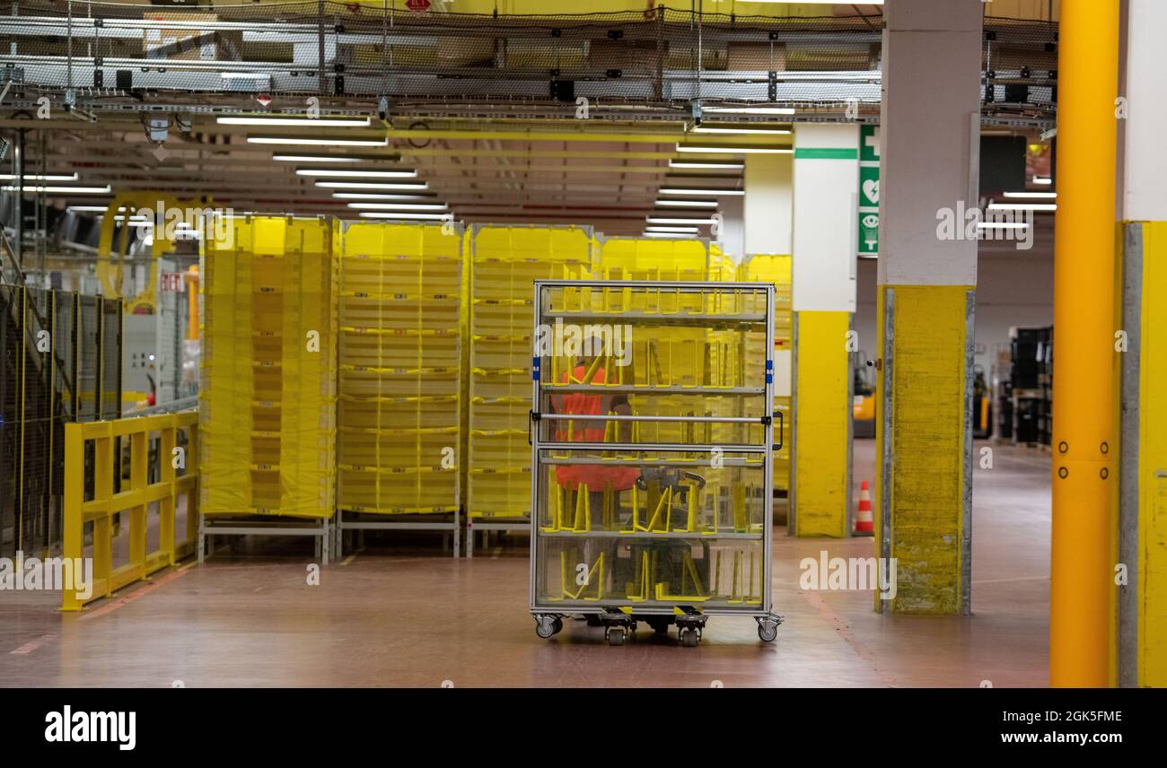 Graben, Allemagne. 13 septembre 2021. Un employé conduit un transpalette vide dans un entrepôt d'amazon. Le centre logistique du quartier d'Augsbourg a été modernisé et converti pour l'exploitation de robots pour un coût de 150 millions d'euros. Credit: Stefan Puchner/dpa/Alay Live News Banque D'Images